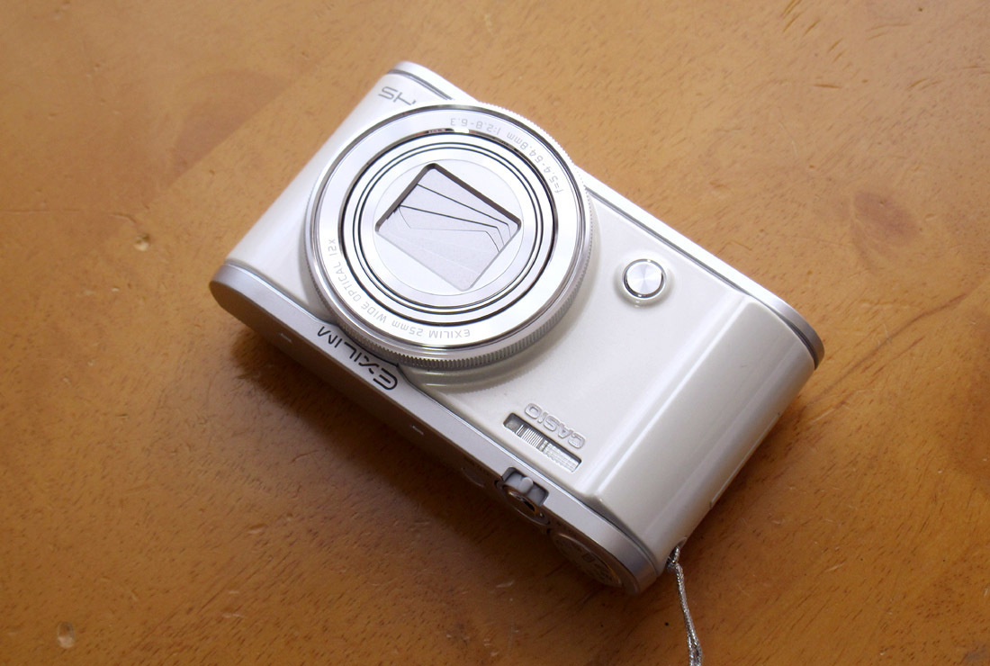 CASIOが発売した最後のデジタルカメラの一つ、EXLIM EX-ZR3200 CASIOが発売した最後のデジタルカメラの一つ、EXLIM EX-ZR3200